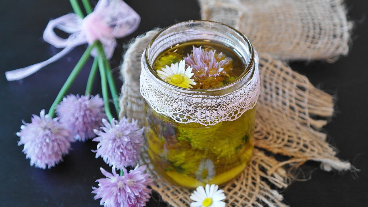 Scopri come utilizzare le erbe officinali per alleviare piccoli disturbi domestici con la nostra guida pratica.